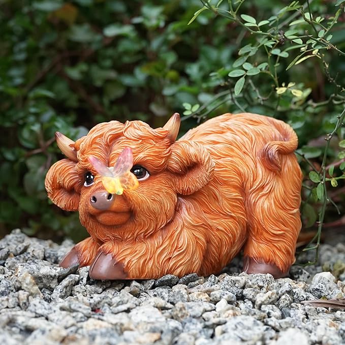 Highland Cow Solar Powered Outdoor Garden Statue, Resin Highland Cow Statue with Solar Light Lantern, Decorative Lawn, Yard Outdoor Highland Cow Decor. Unique home decorations, gifts for women